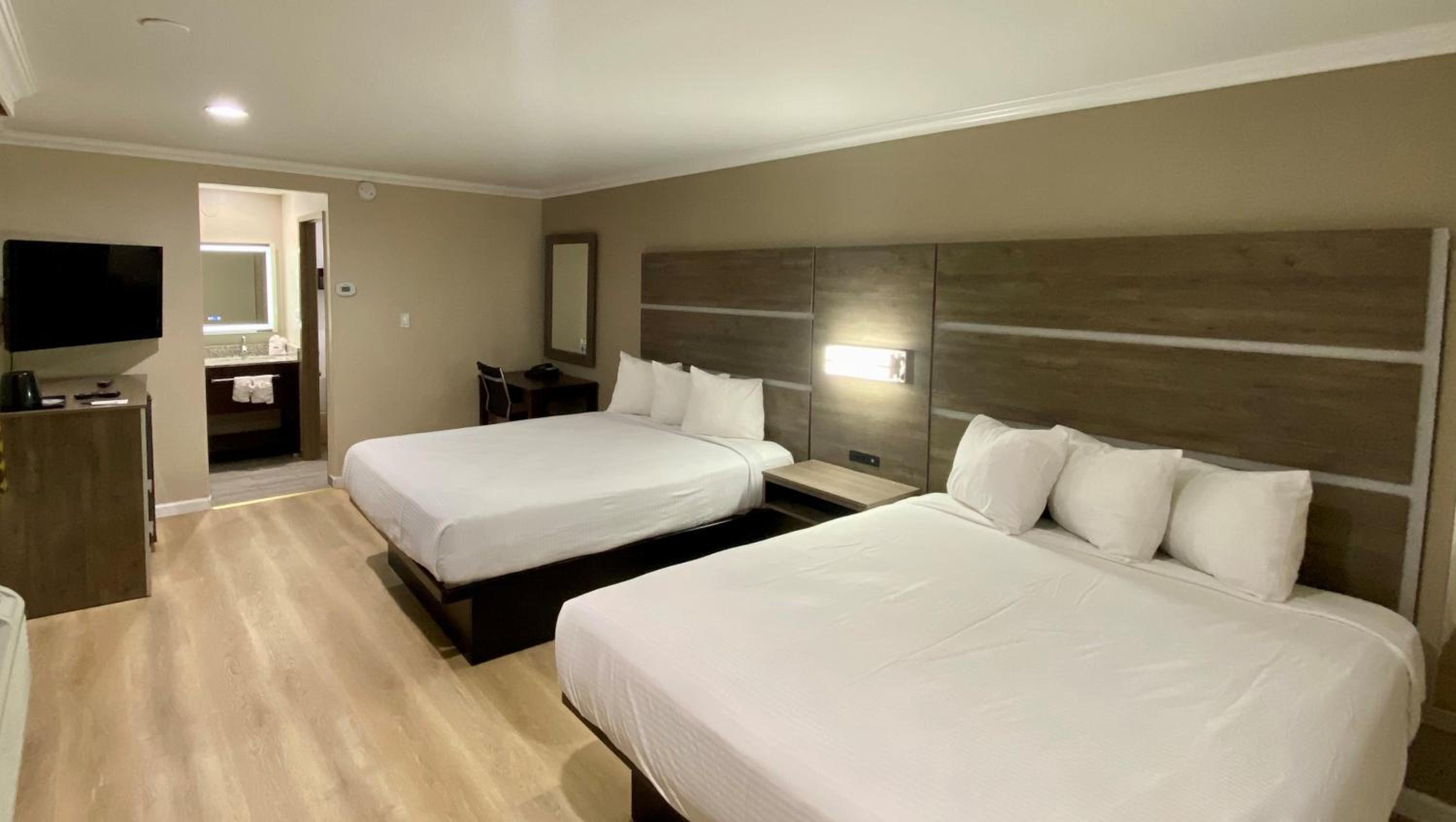 Queen Rooms with Two Queen Beds - Non-Smoking - Photo 1
