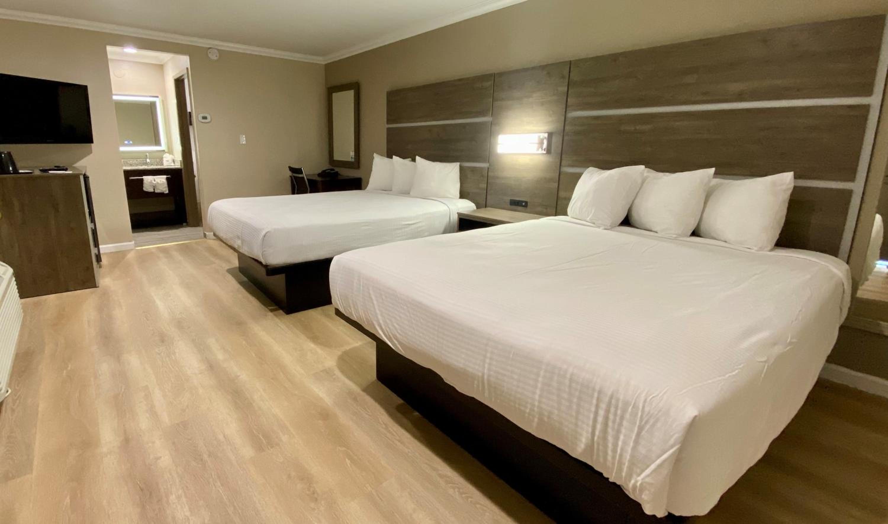 Queen Rooms with Two Queen Beds - Non-Smoking - Photo 2