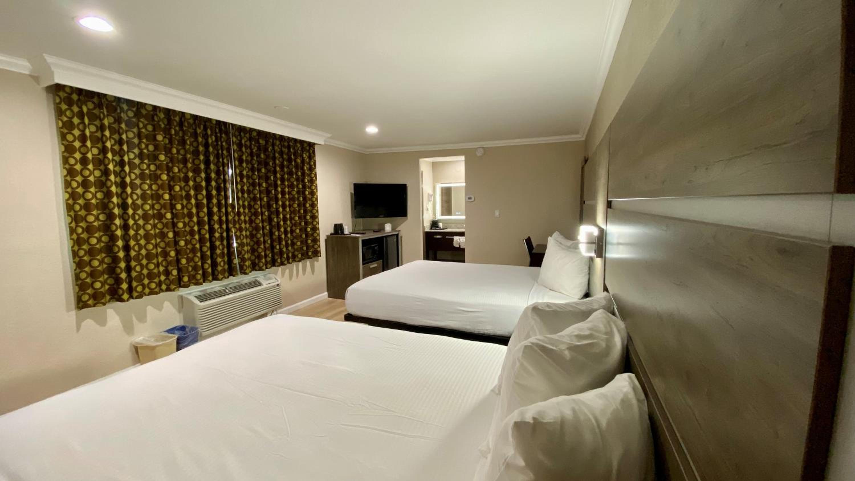 Queen Rooms with Two Queen Beds - Non-Smoking - Photo 6