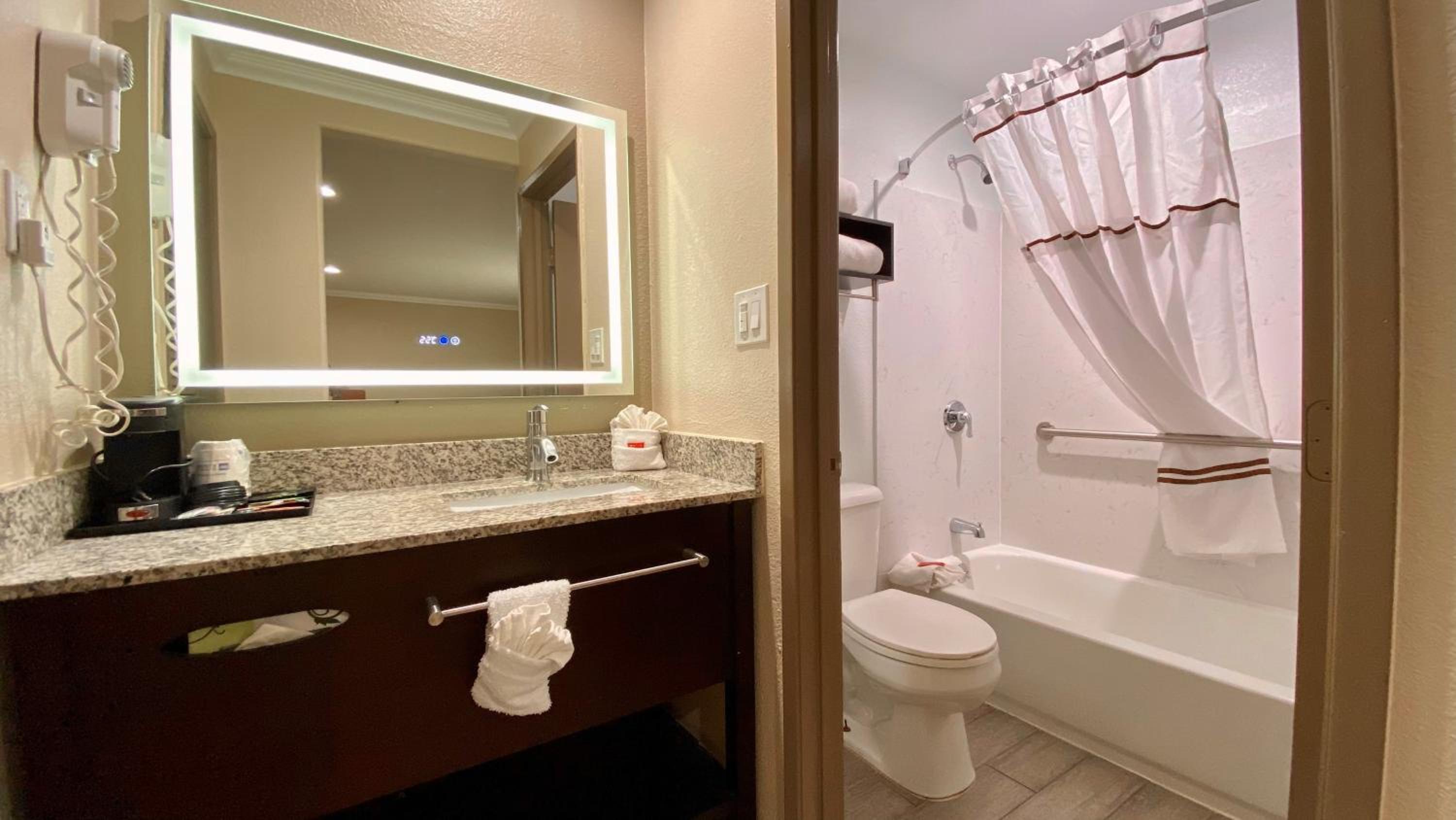 Queen Rooms with Two Queen Beds - Non-Smoking - Photo 4
