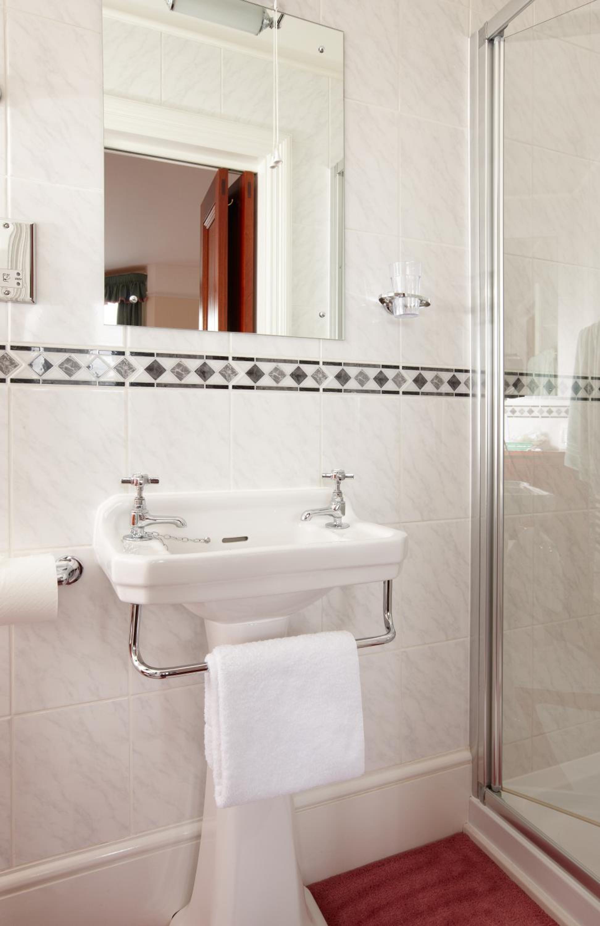 Large Double Room with En-Suite Shower photo 2