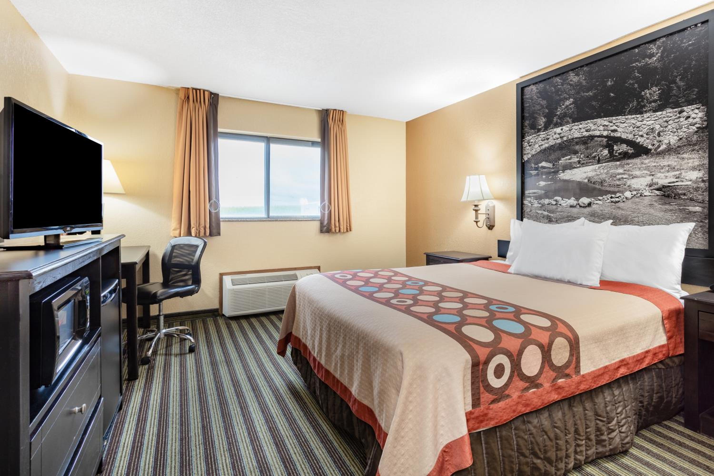 Suite with Three Queen Beds - Non-Smoking - Photo 2