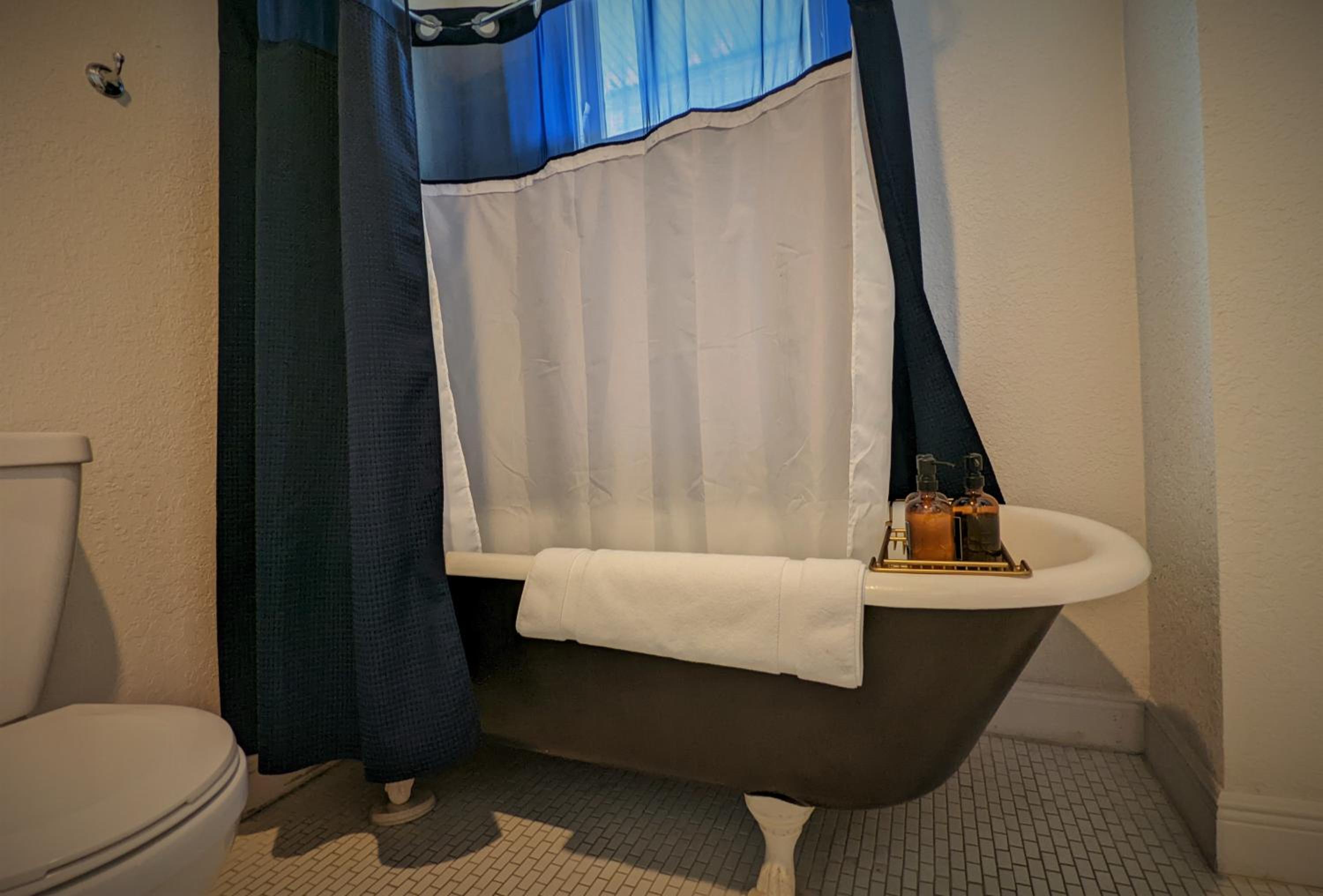 King Room with Balcony - Photo 9