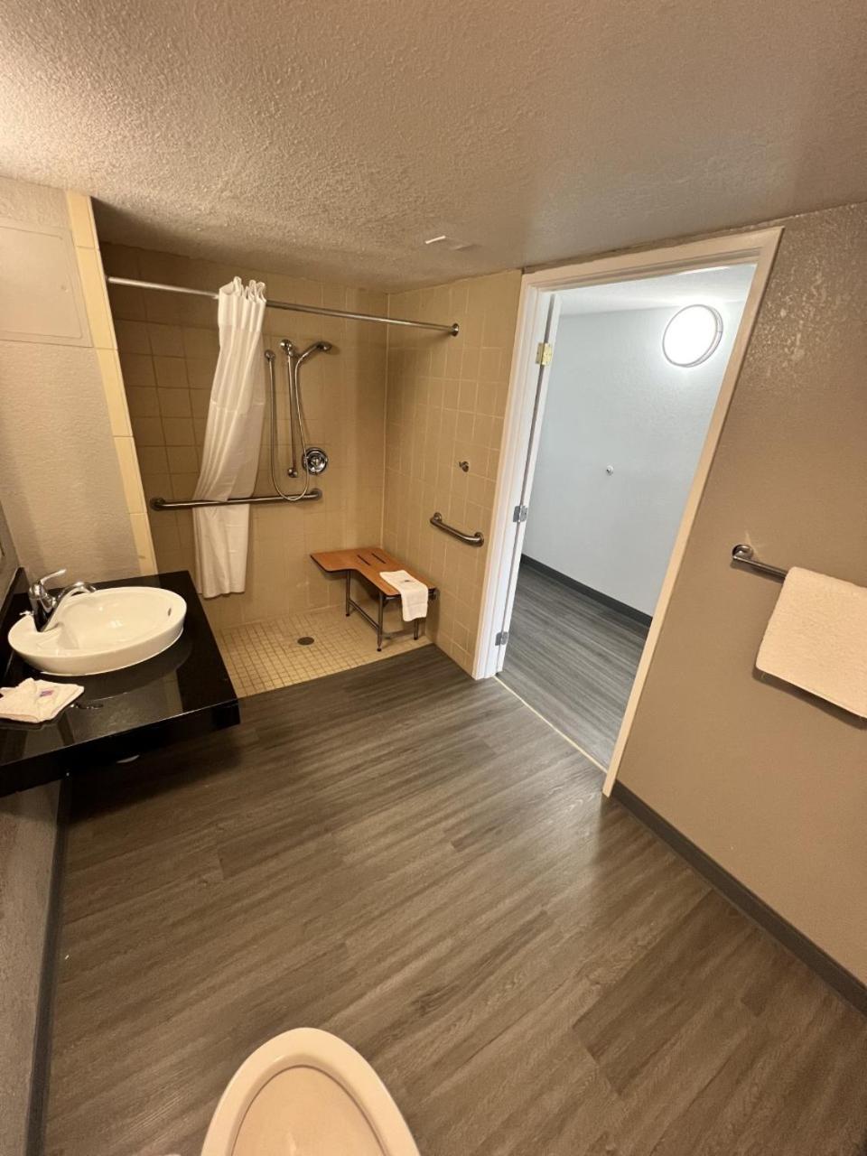 Queen Room - Disability Access - Roll in Shower photo 3