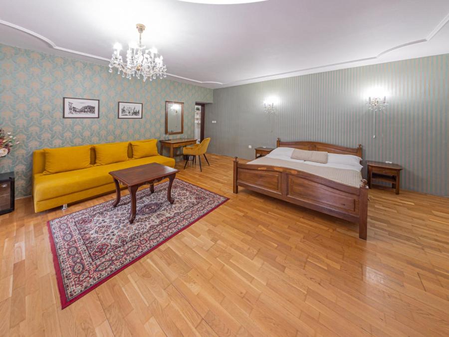 Large Double Room - Photo 1