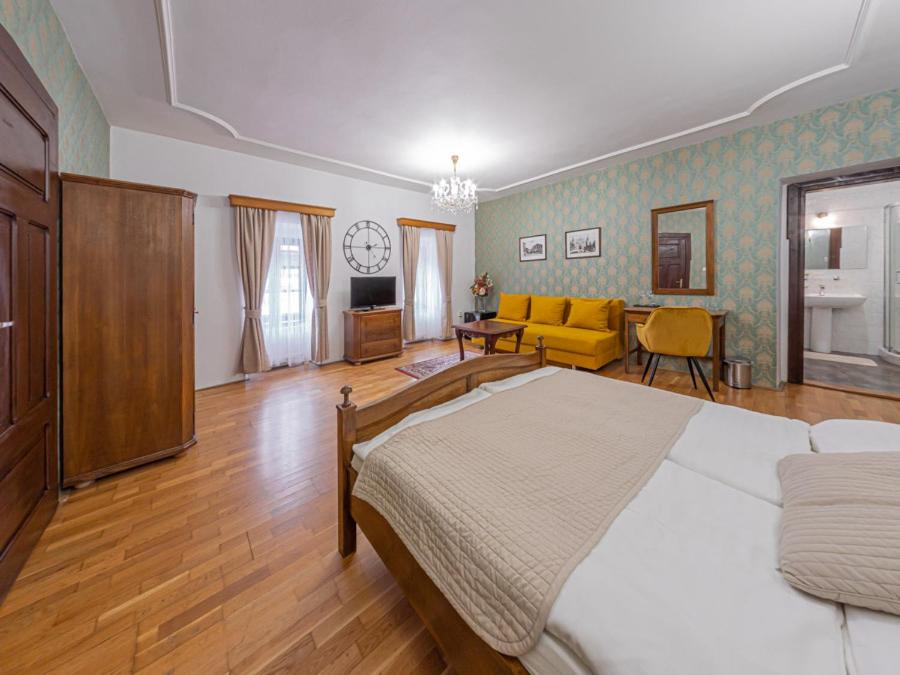 Large Double Room - Photo 2