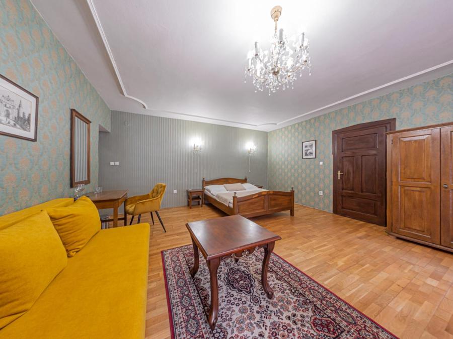 Large Double Room - Photo 3