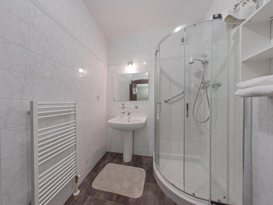 Large Double Room - Photo 4