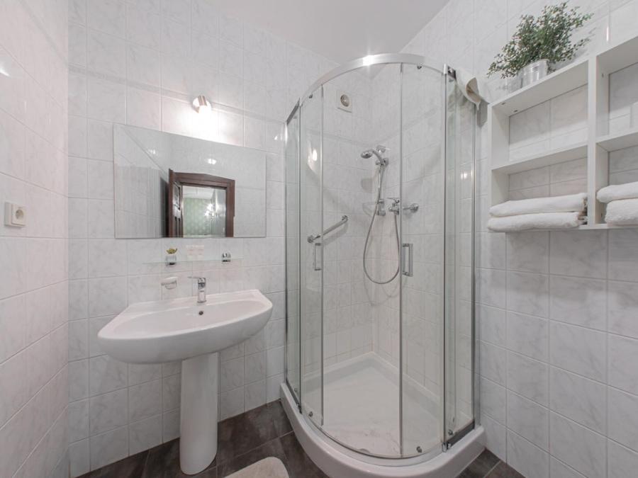 Large Double Room - Photo 5