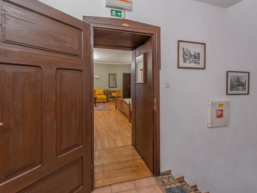 Large Double Room - Photo 6