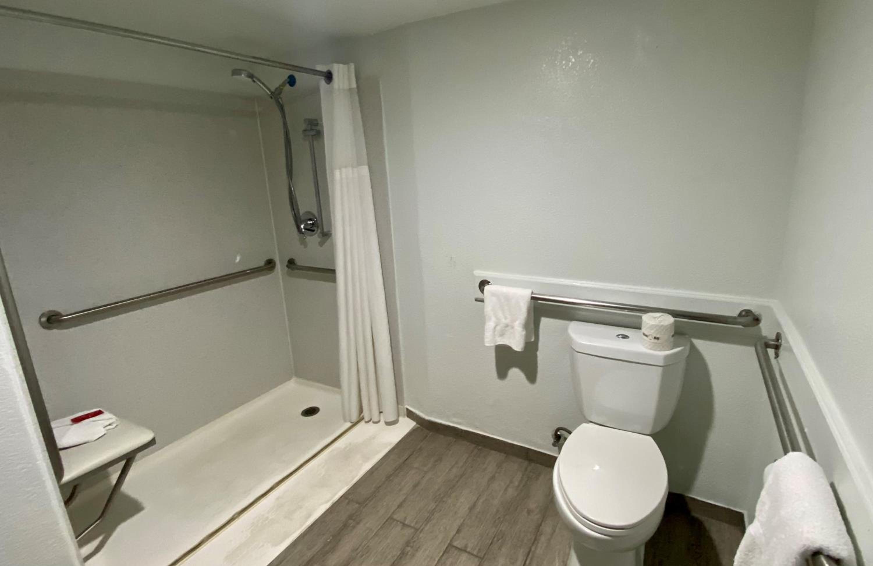 Queen Room with Roll-In Shower - Disability Access - Photo 4
