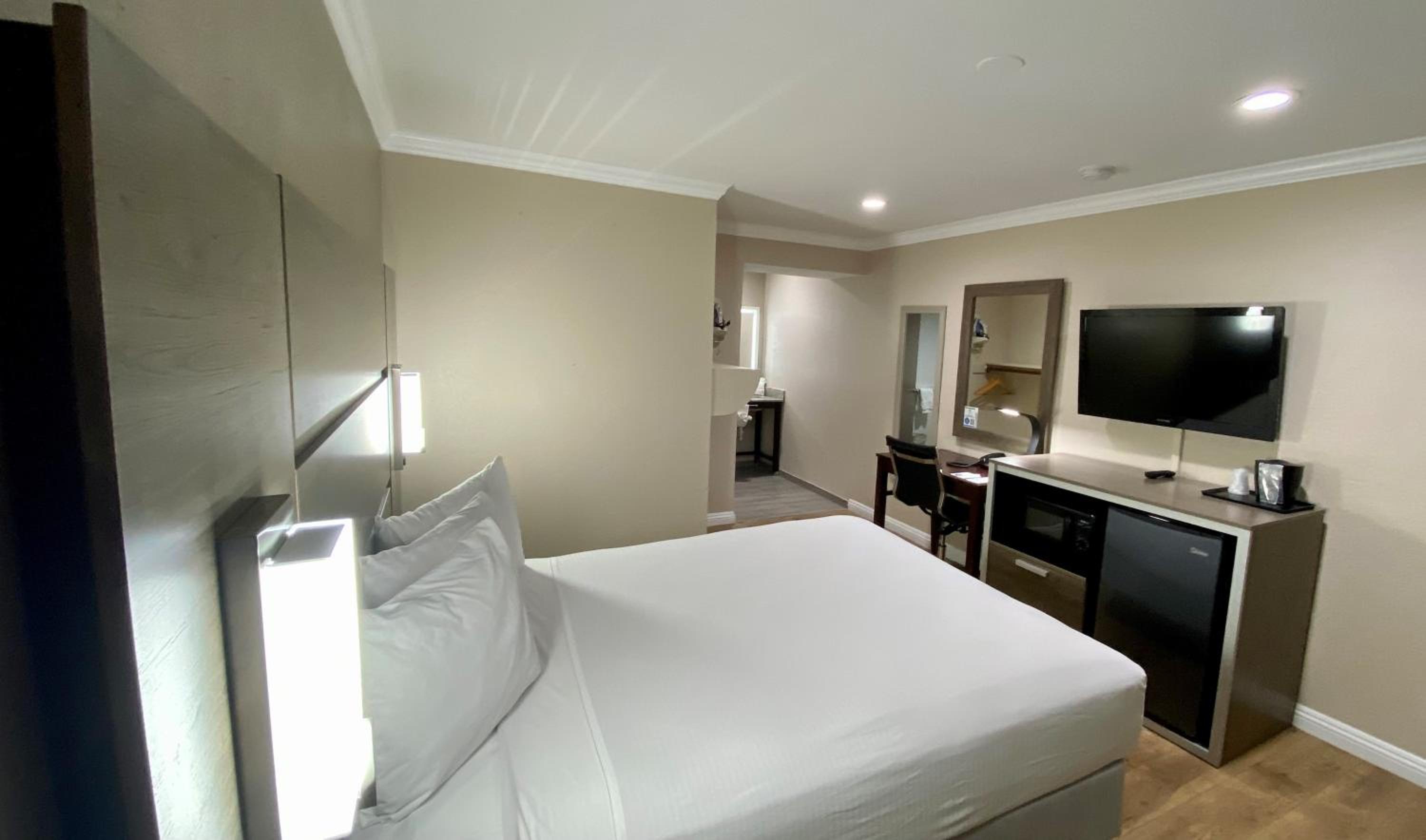 Queen Room with Roll-In Shower - Disability Access - Photo 1