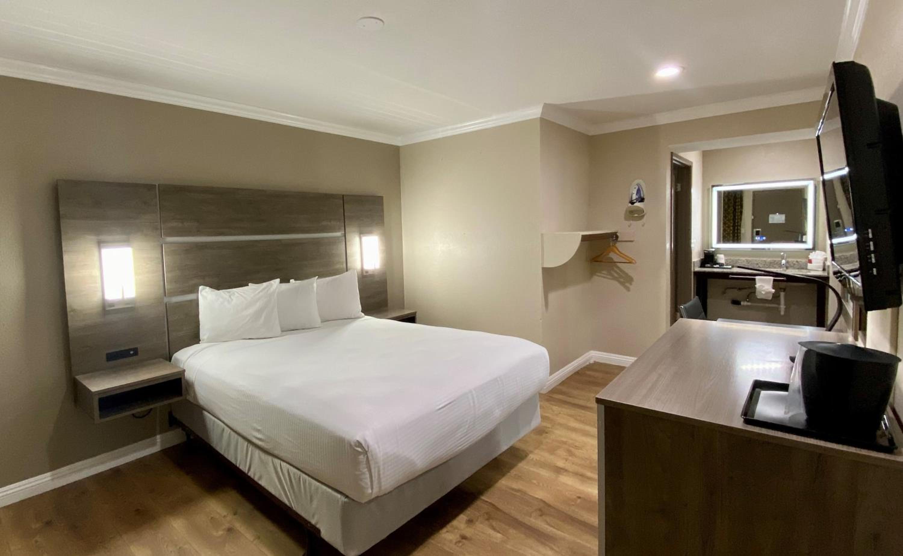 Queen Room with Roll-In Shower - Disability Access - Photo 3