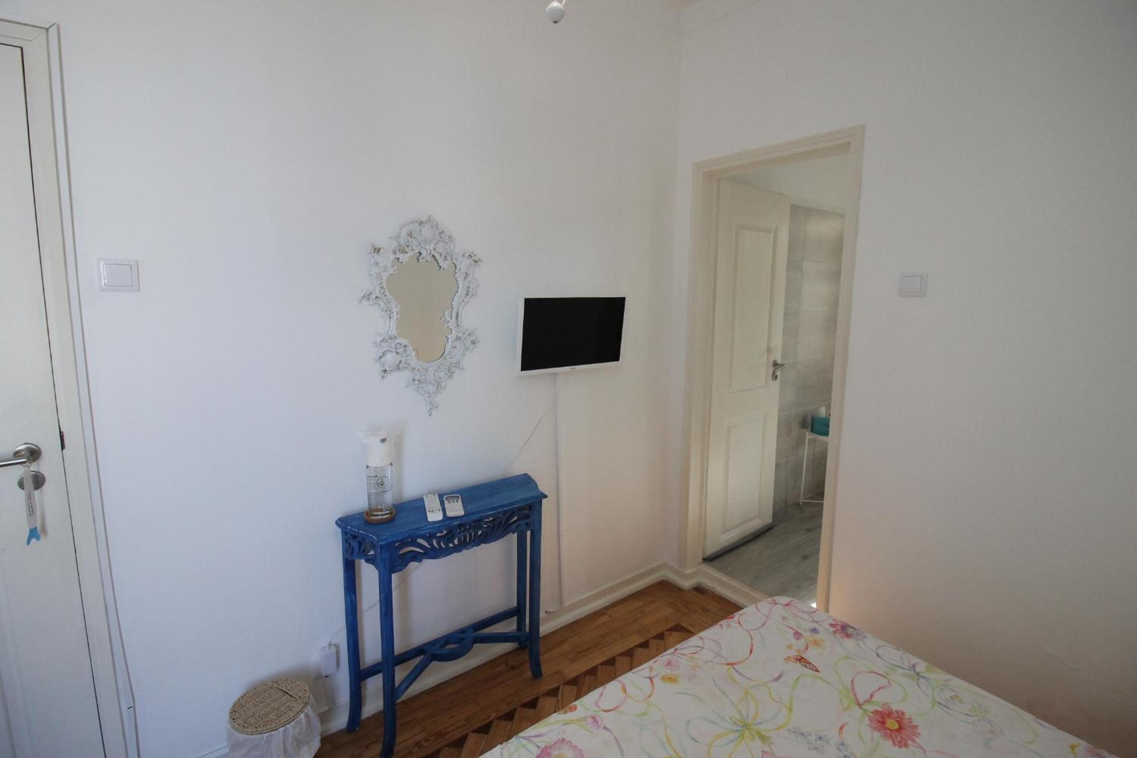 Double Room with River View and Private Bathroom - Photo 9