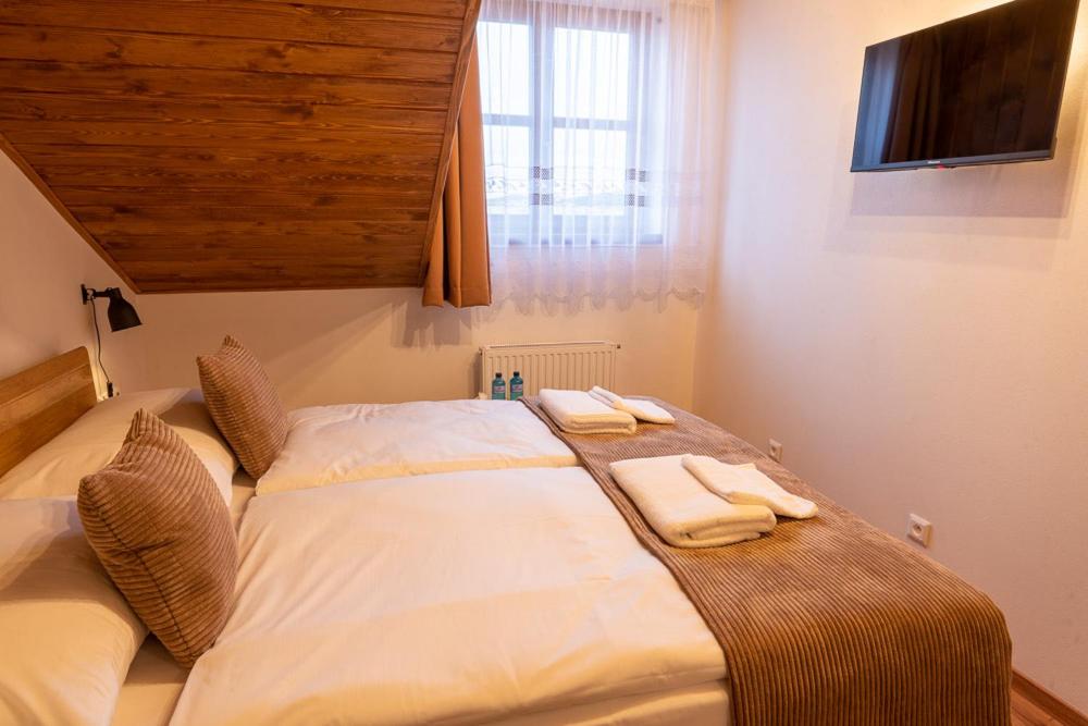 Standard Double Room - Photo 9