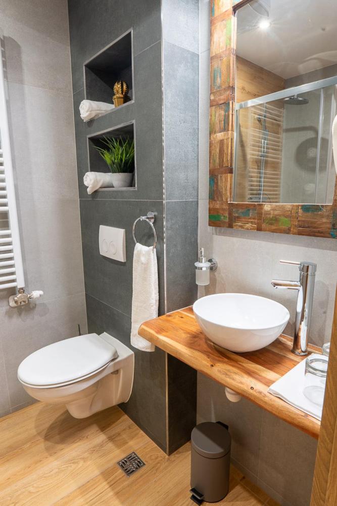 Standard Double Room - Photo 8