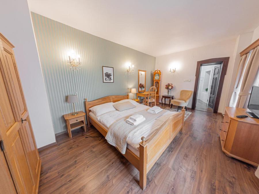 Double Room with Private Bathroom - Photo 2