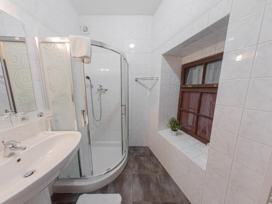 Double Room with Private Bathroom - Photo 7