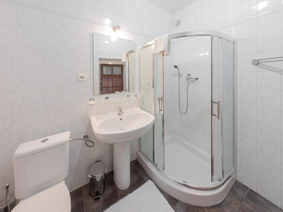 Double Room with Private Bathroom - Photo 8
