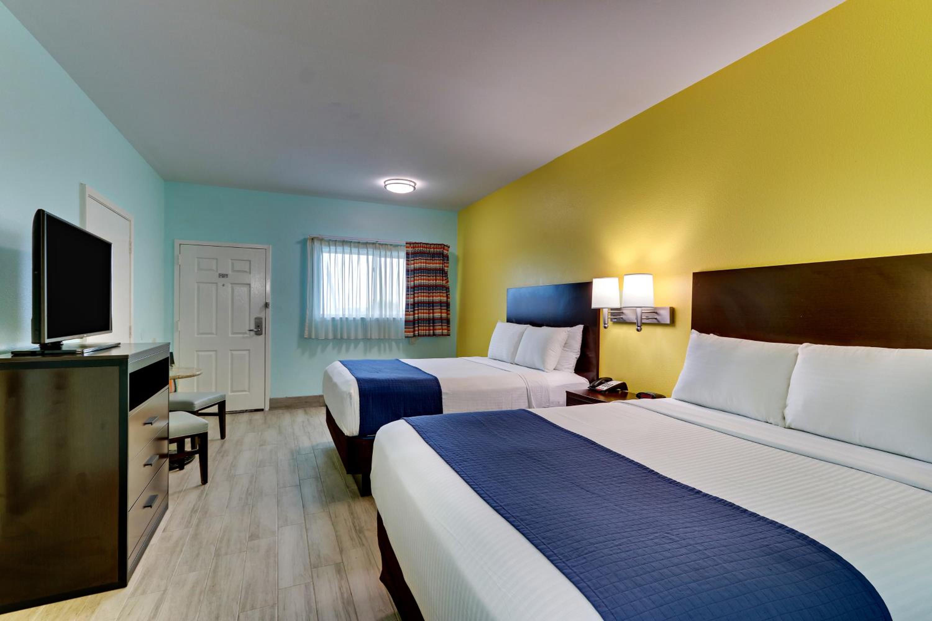 2 Queen Beds Non-Smoking - Photo 5
