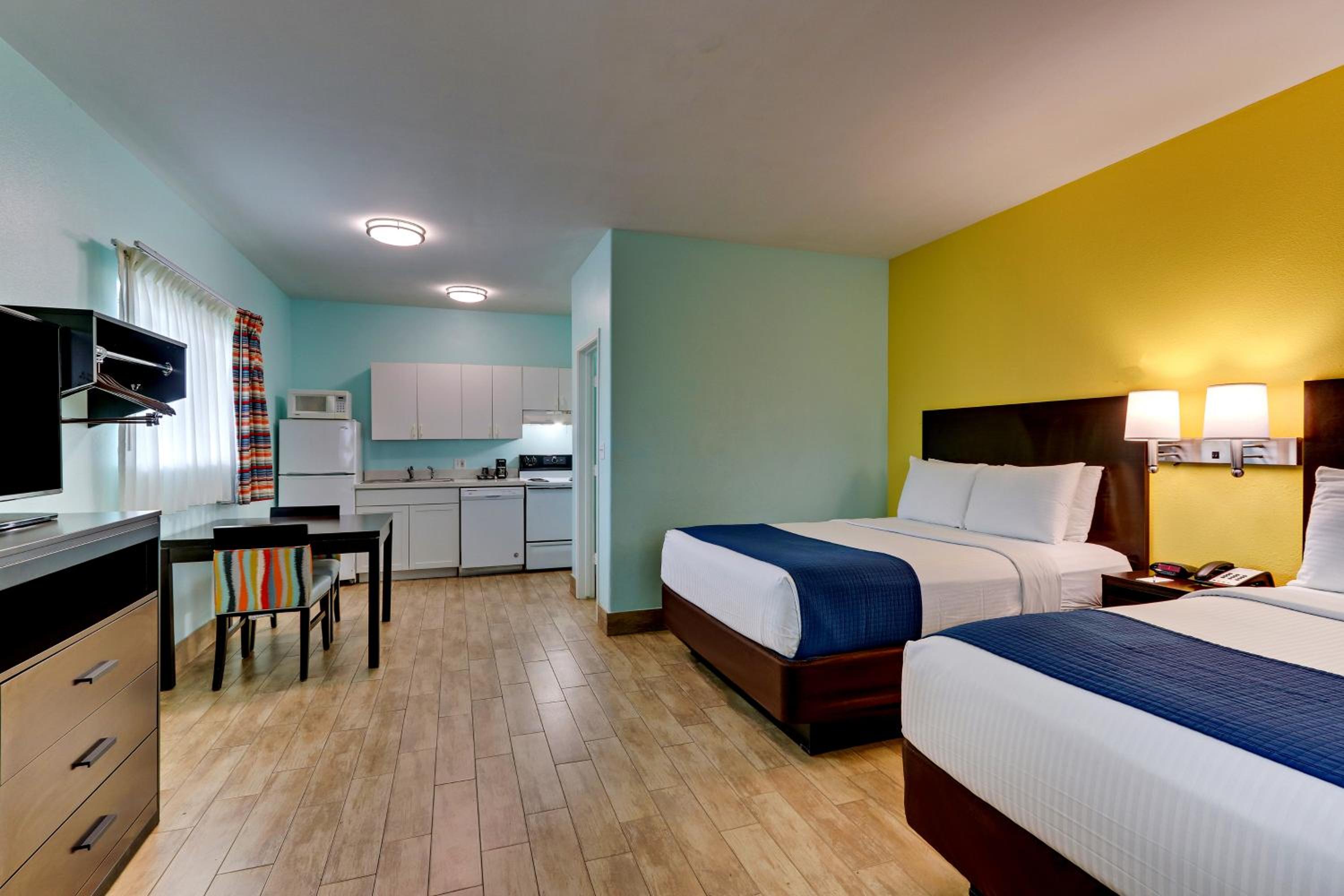 2 Queen Beds with Kitchenette Non-Smoking - Photo 1