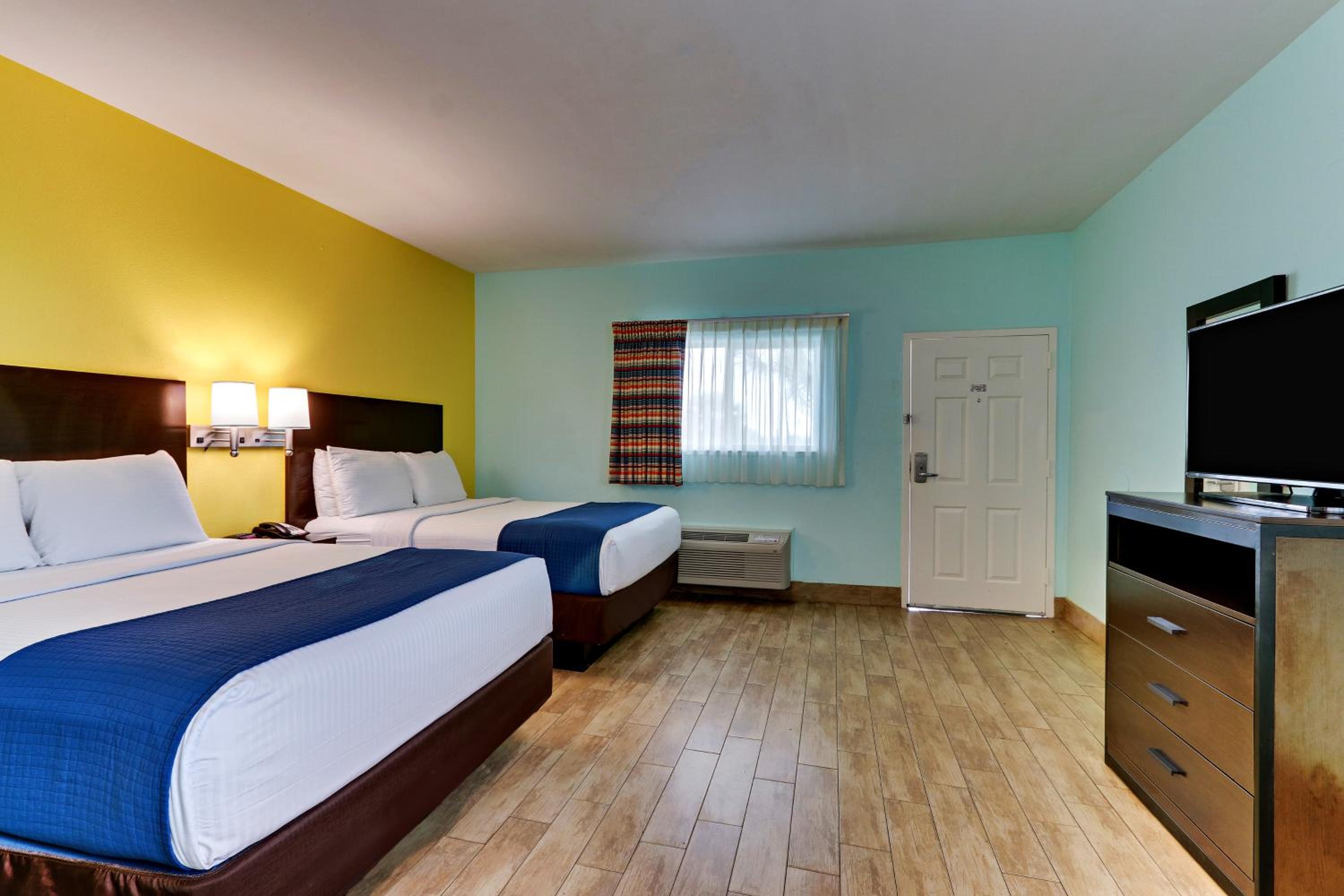 2 Queen Beds Non-Smoking - Photo 3
