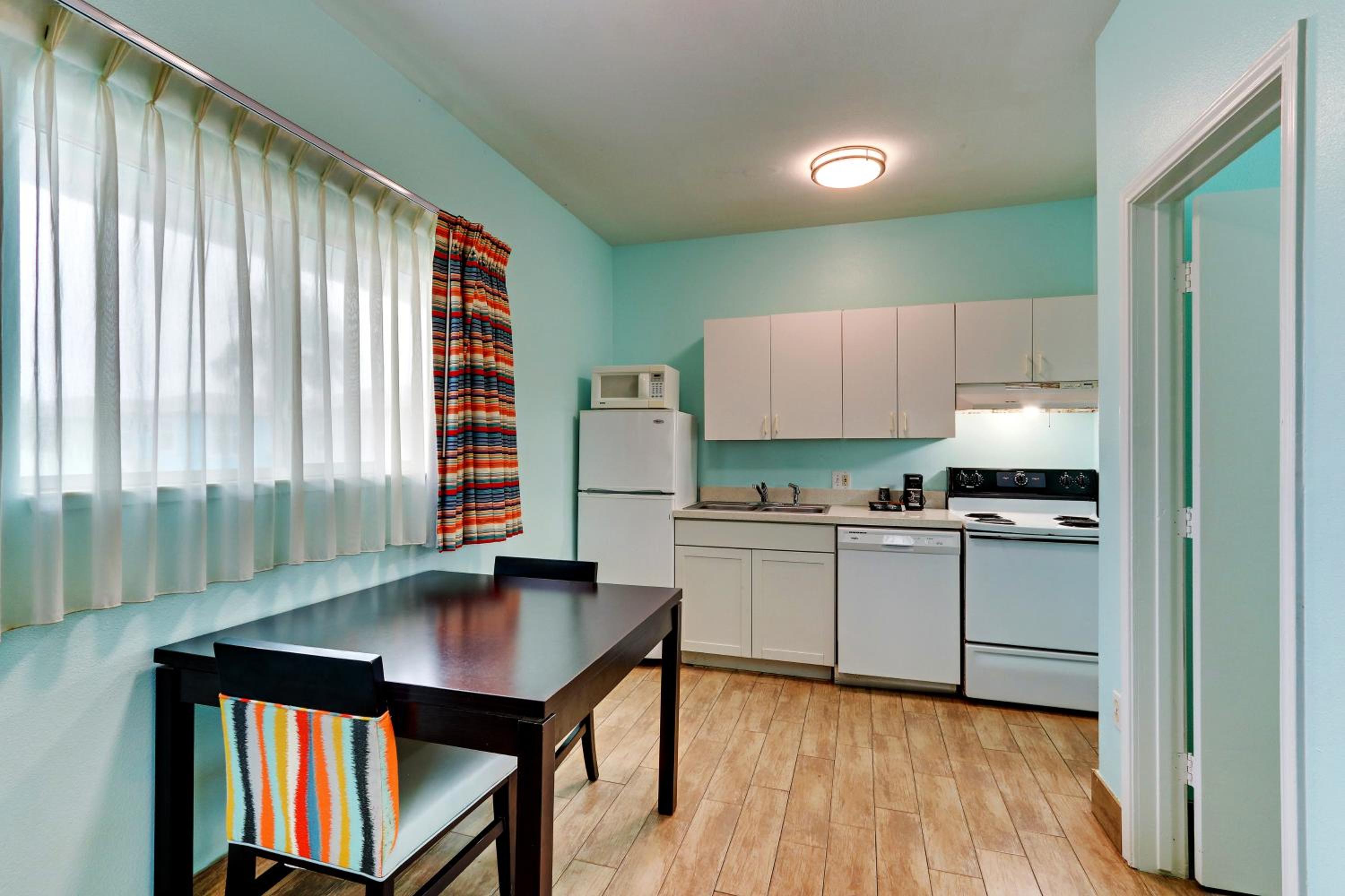 2 Queen Beds with Kitchenette Non-Smoking - Photo 2