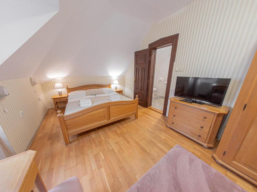 Small Double Room - Photo 4