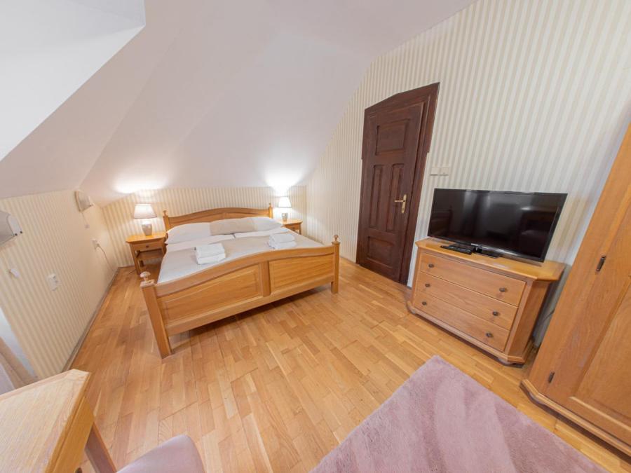 Small Double Room - Photo 5