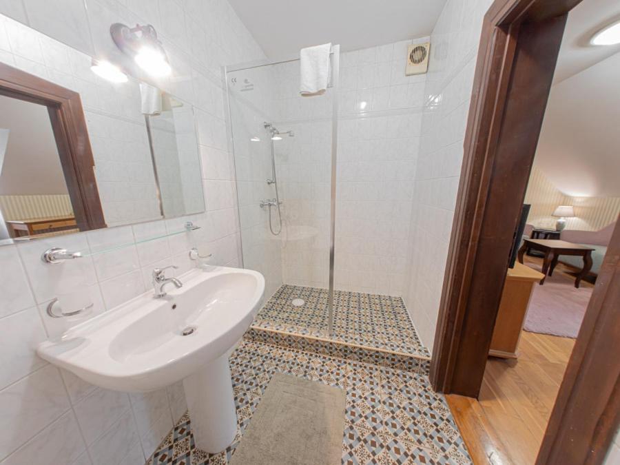 Small Double Room - Photo 9