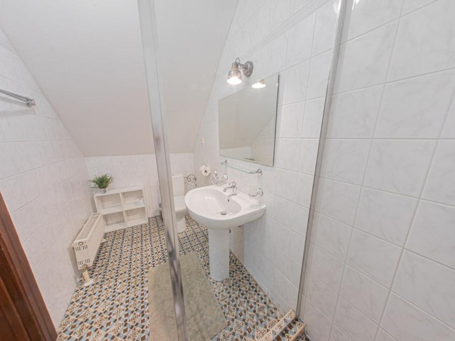 Small Double Room - Photo 10