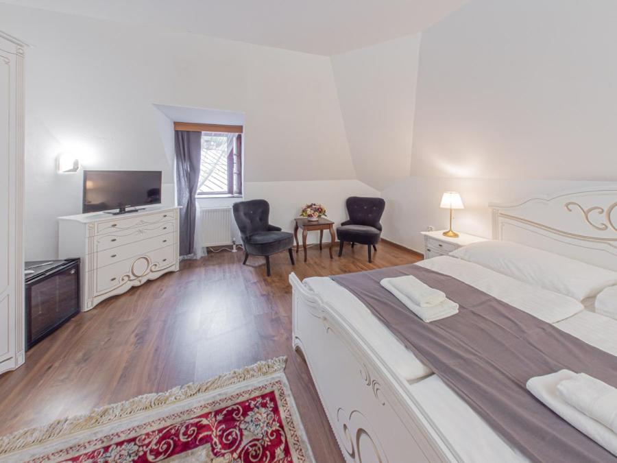 Deluxe Queen Room - Photo 7