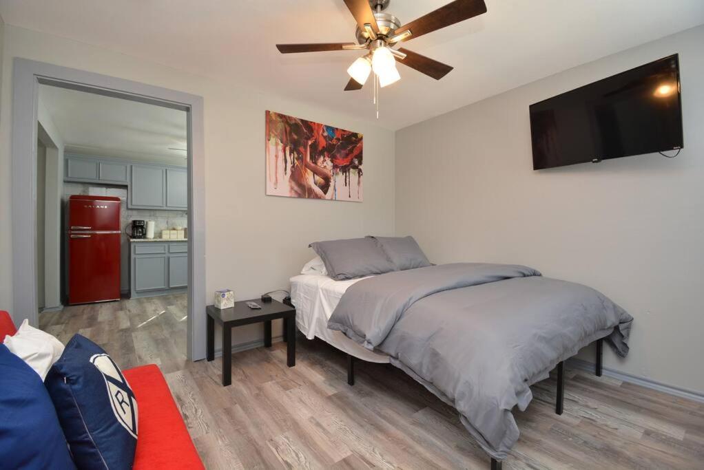 One-Bedroom Apartment - Photo 2