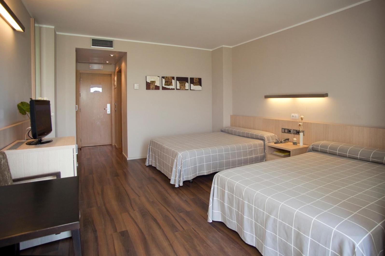 Double or Twin Room - Photo 11