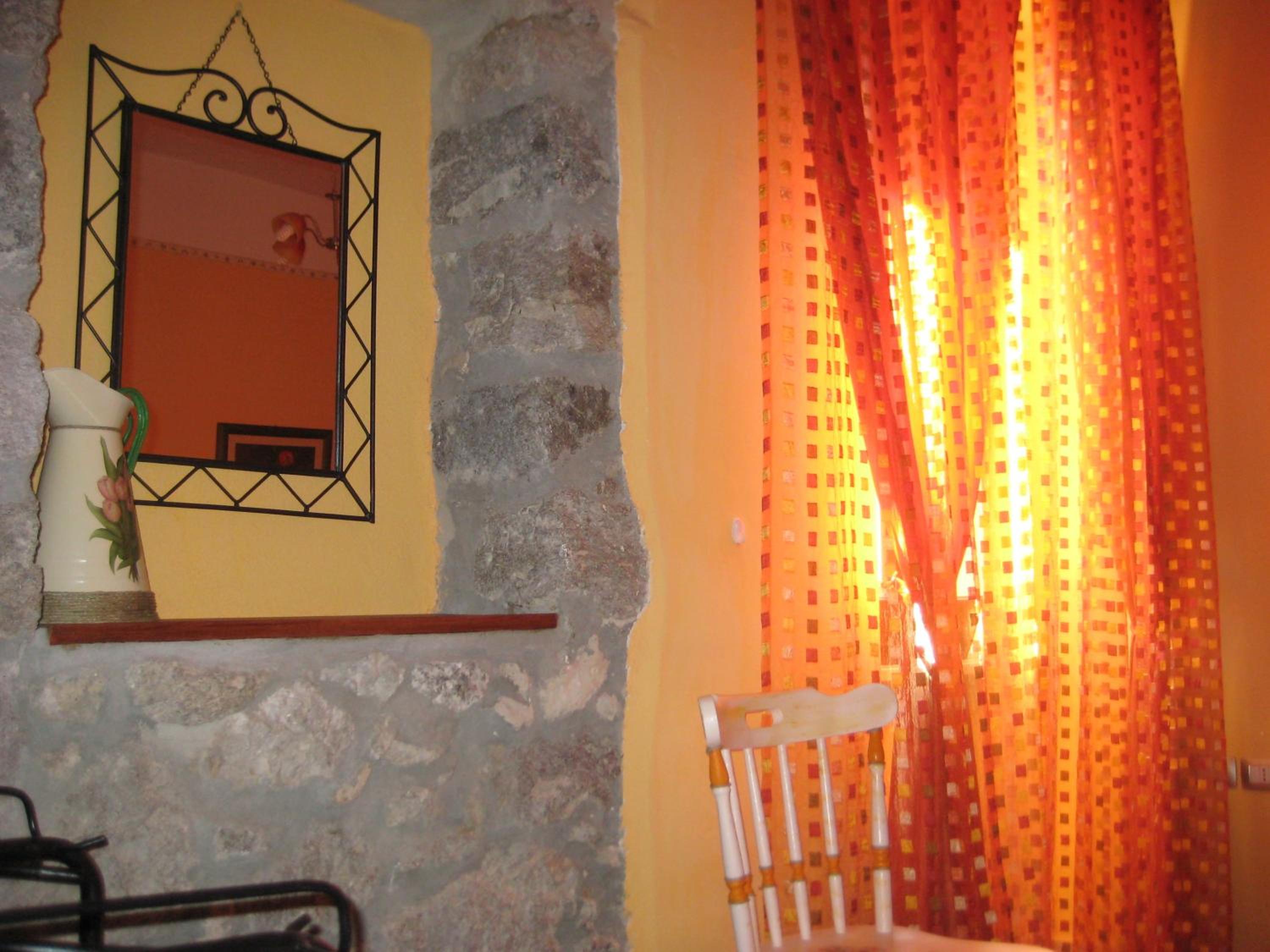 Double Room with Private Bathroom - Photo 2