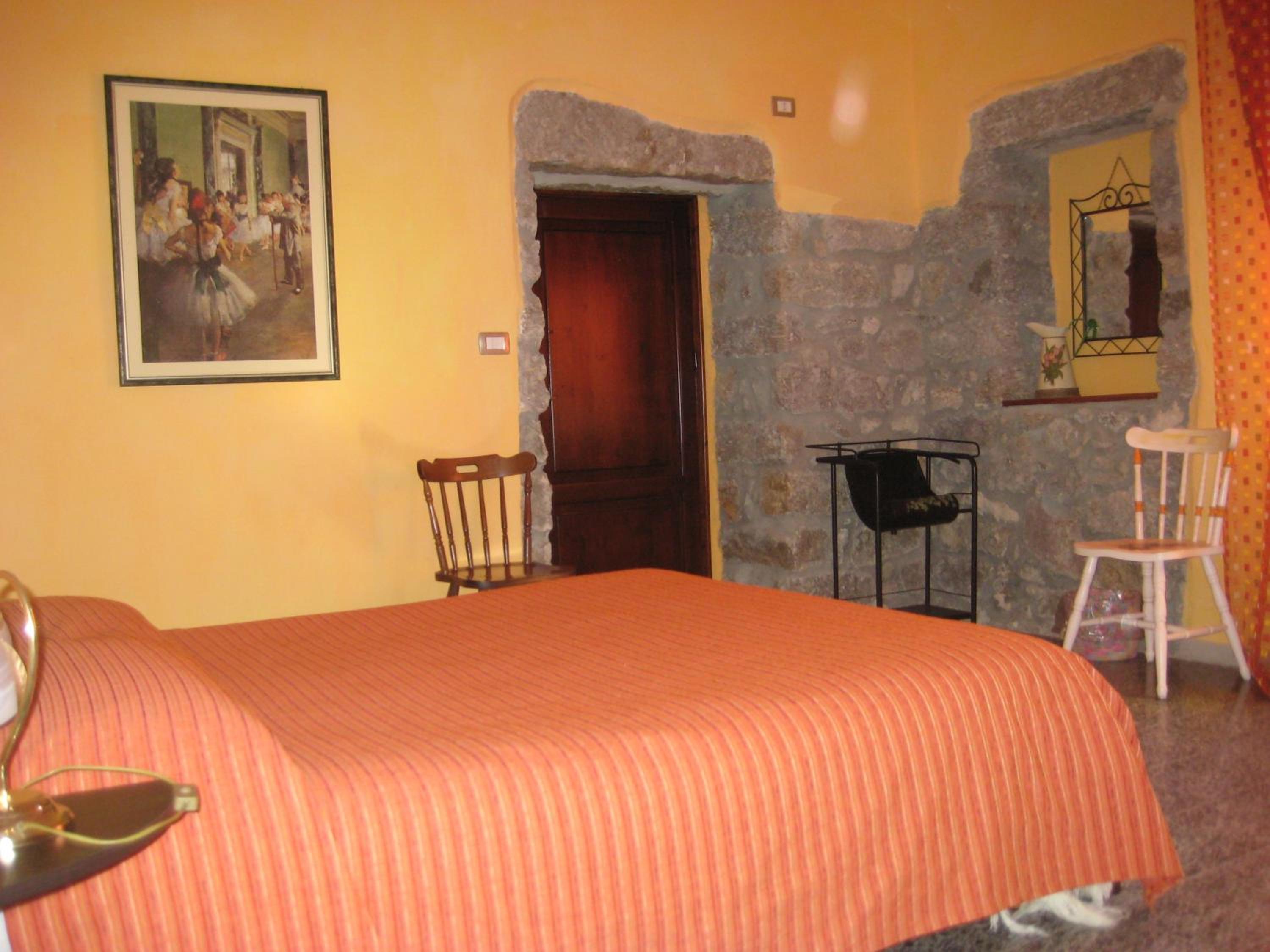 Double Room with Private Bathroom - Photo 4