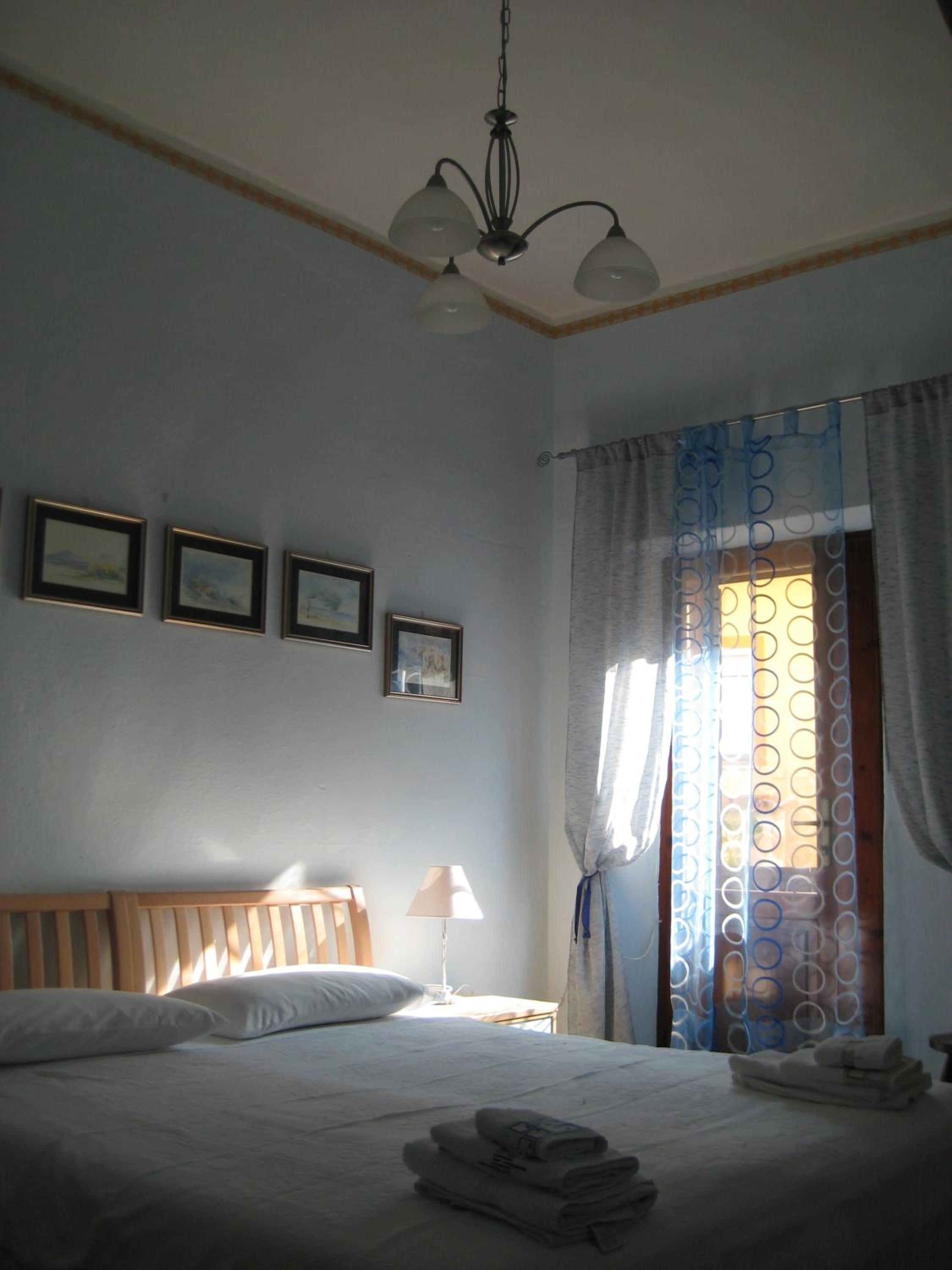 Double or Twin Room with Private Bathroom - Photo 2