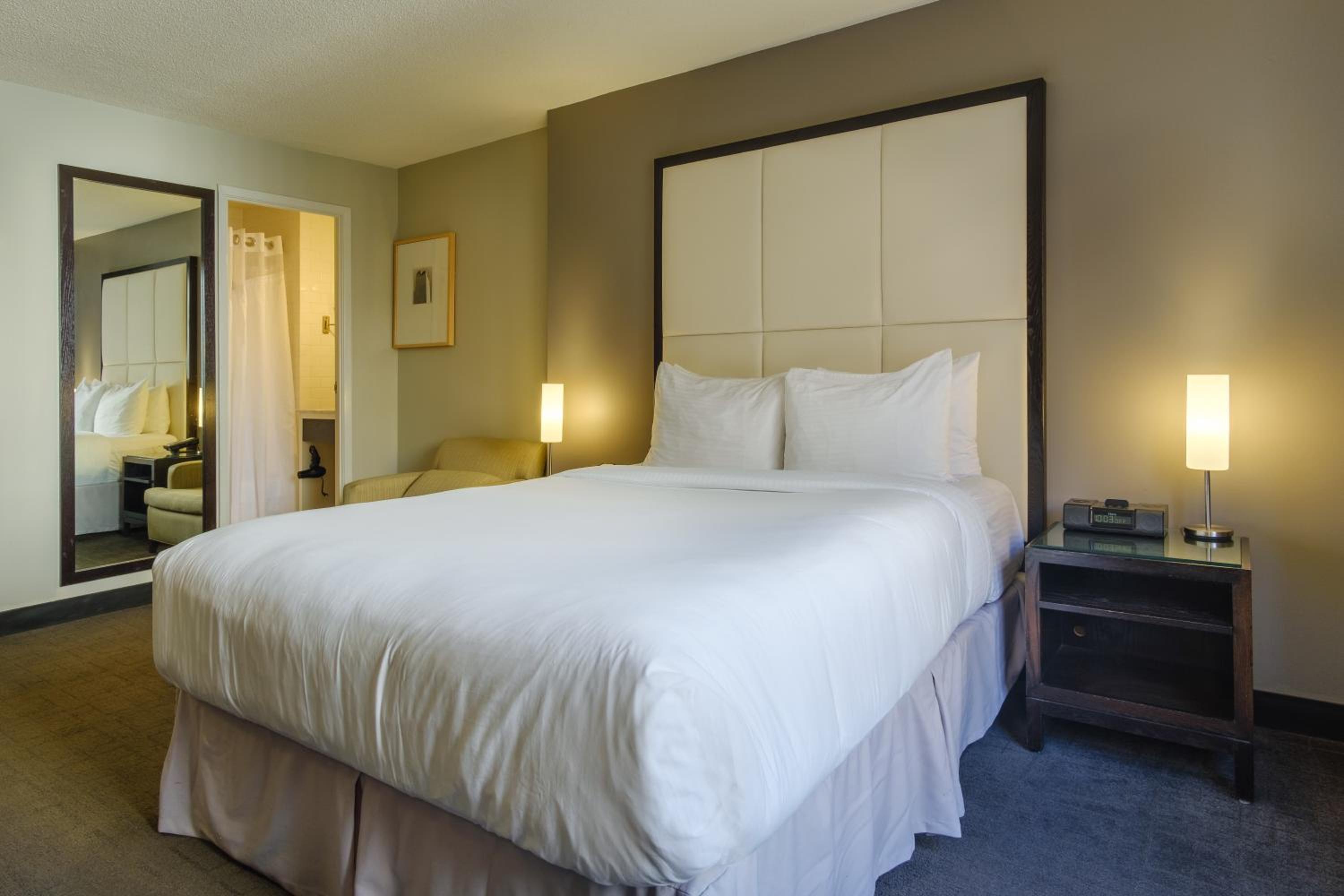 Intimate Queen Room