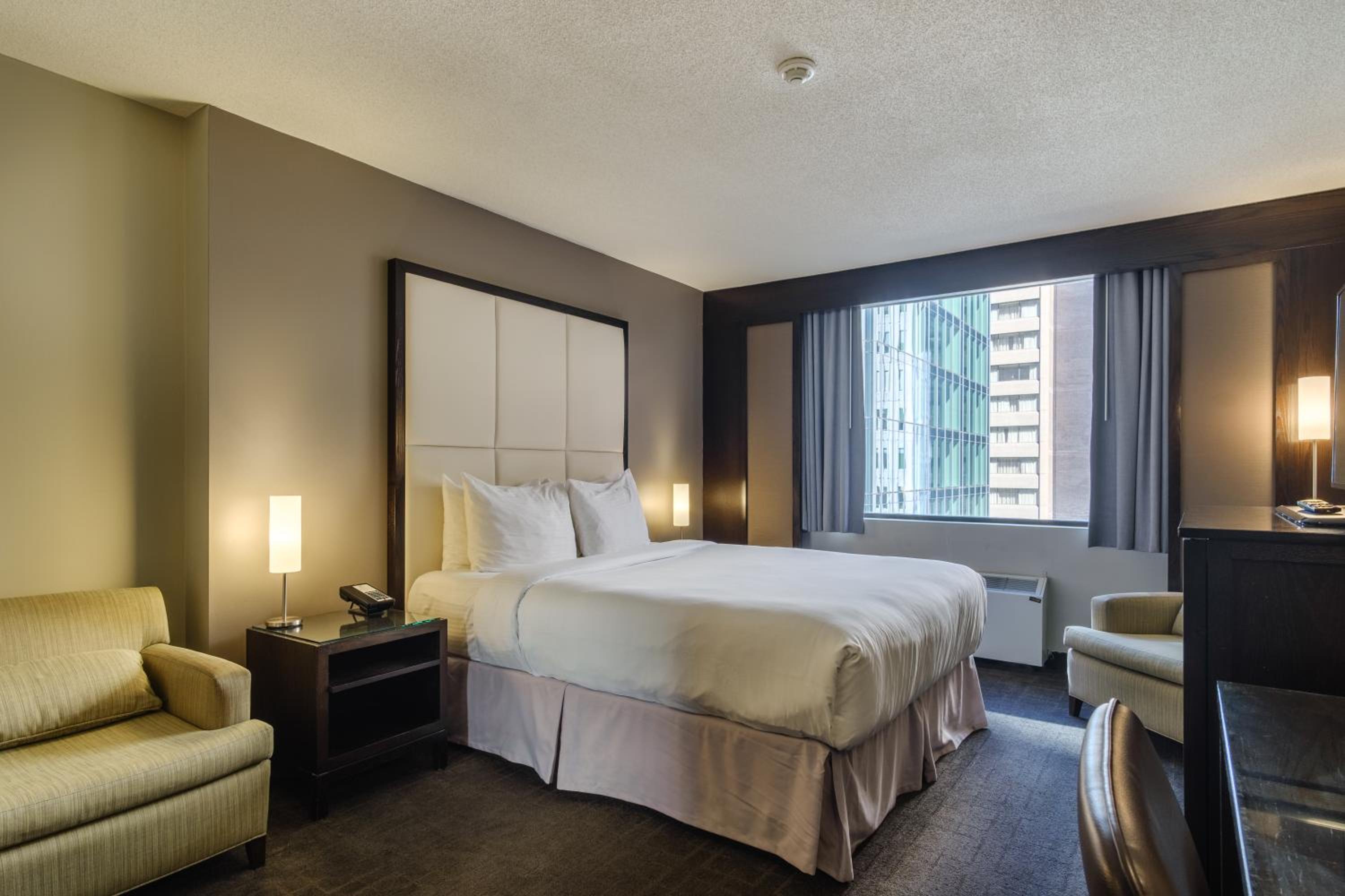 Intimate Queen Room