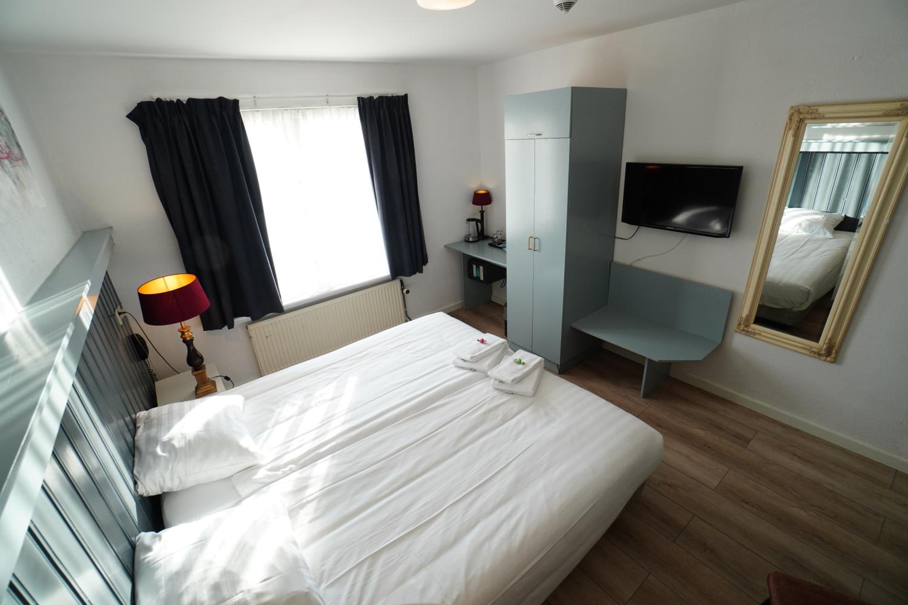 Twin Room - Photo 2