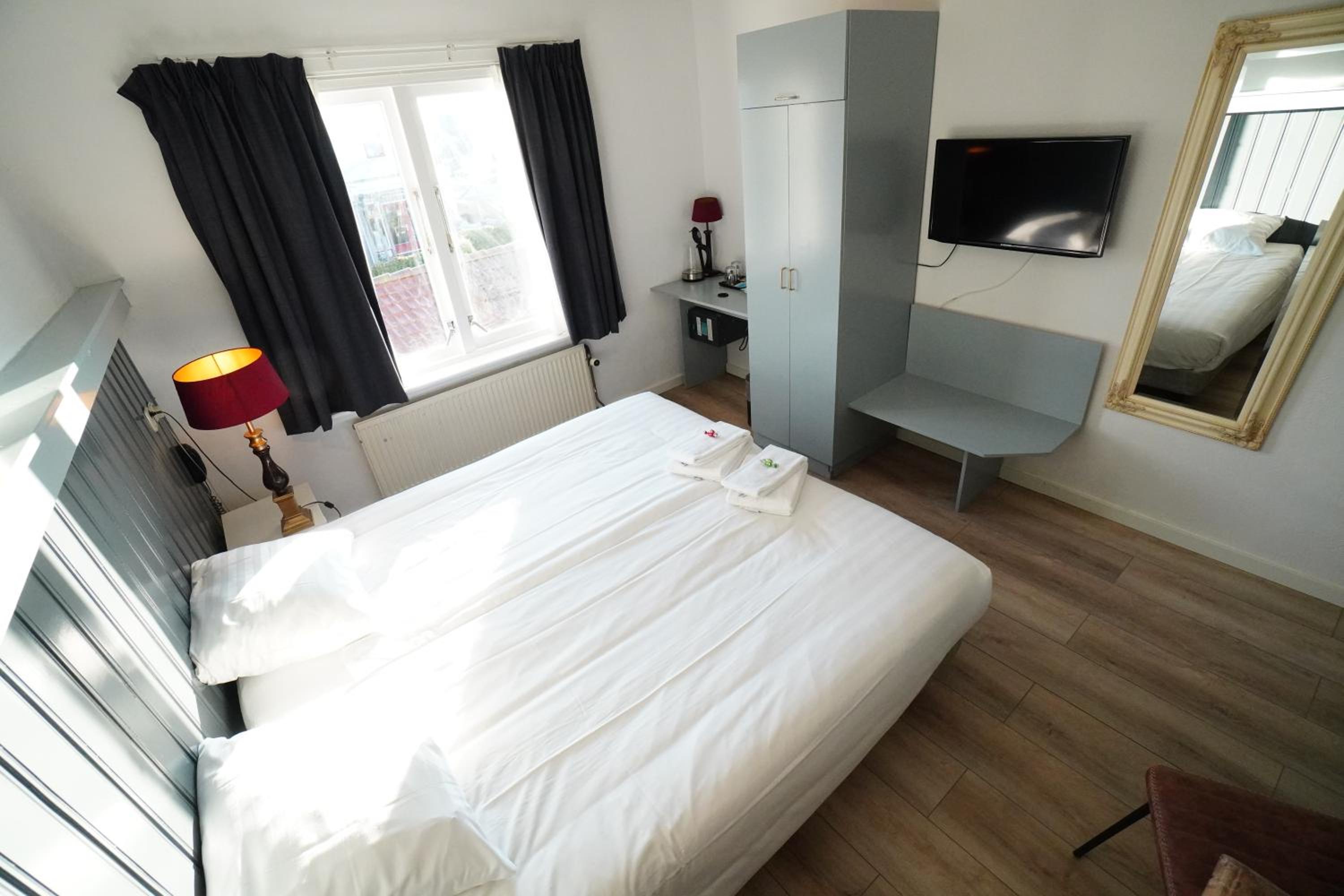 Twin Room - Photo 3