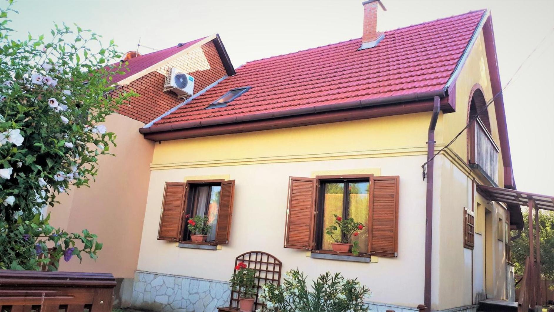 Three-Bedroom House photo 2