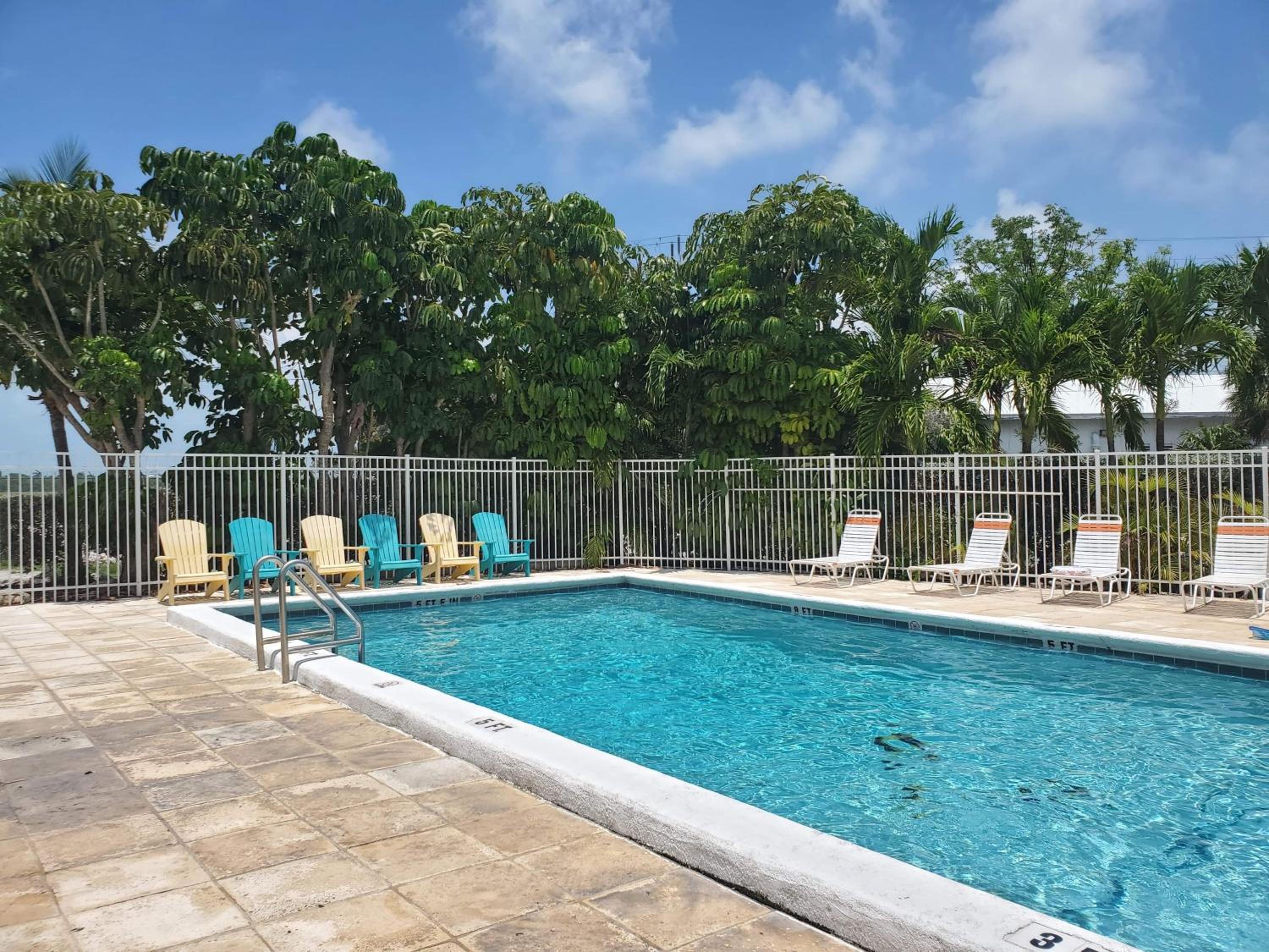 Double Room with Pool View - Photo 10