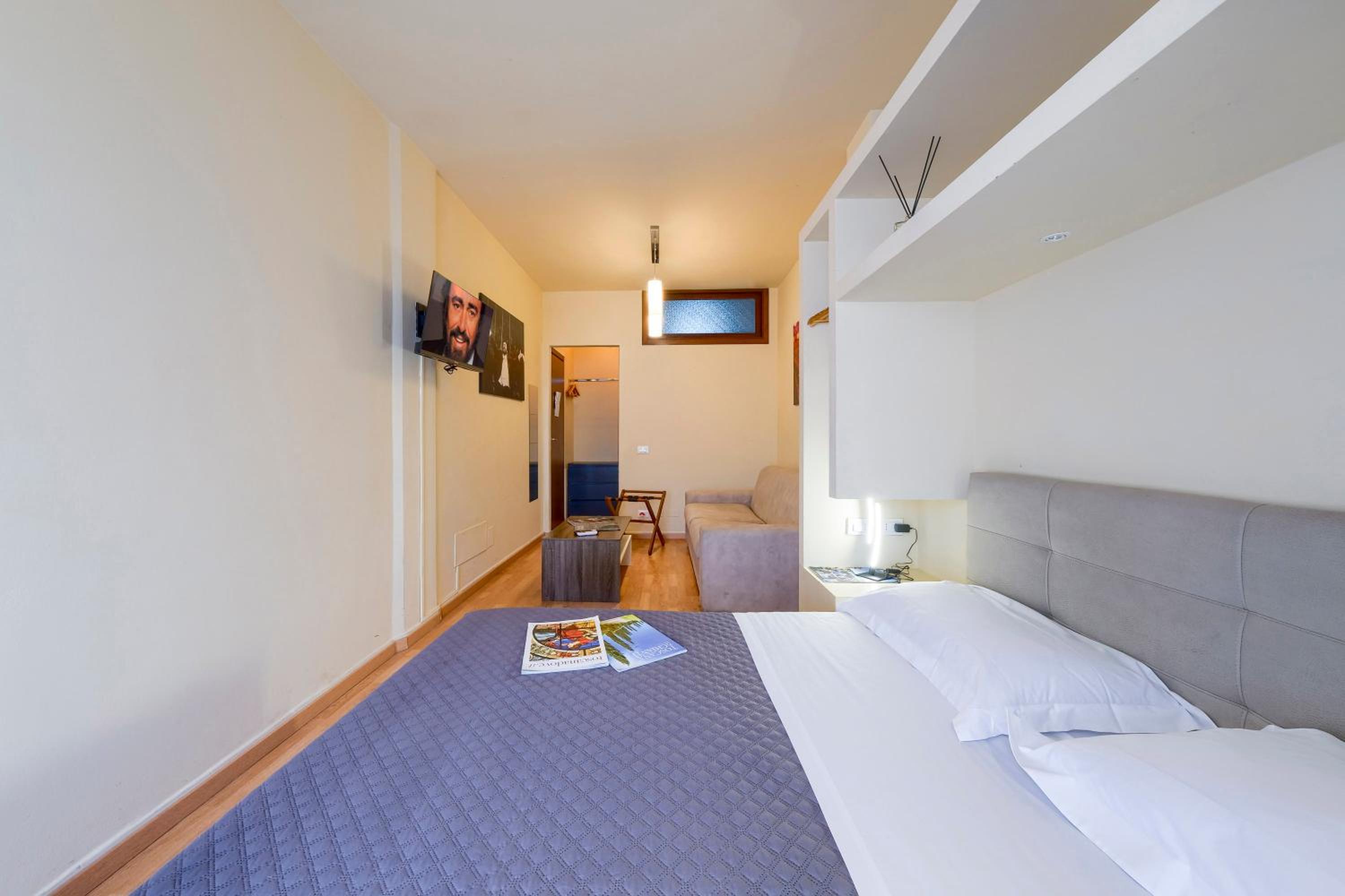 Queen Room with Balcony photo 3