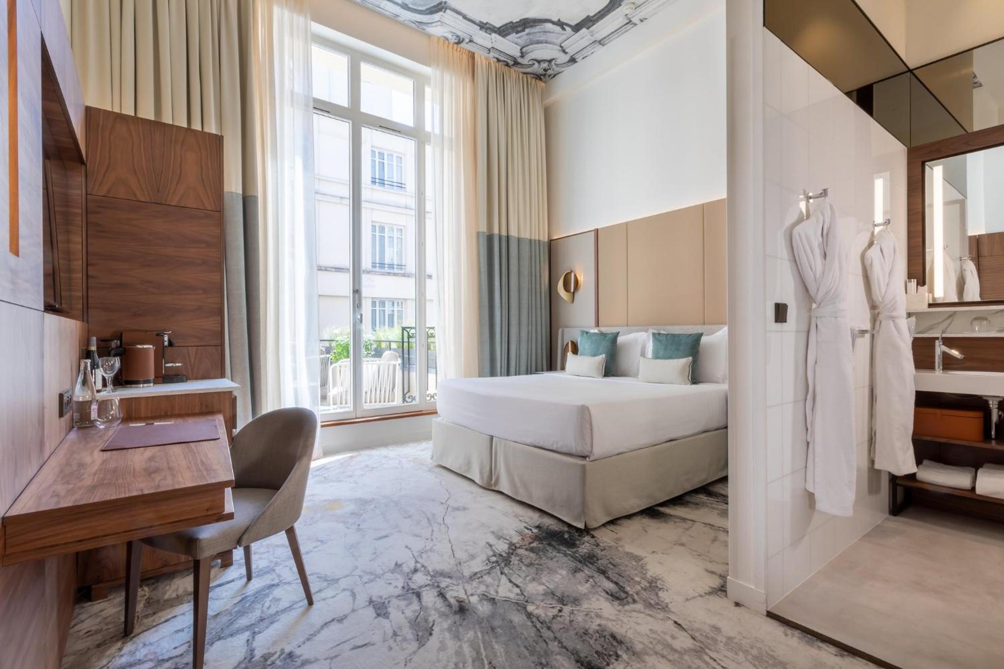 Junior King Suite with Terrace thumbnail 6