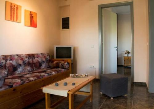 One-Bedroom House - Photo 3