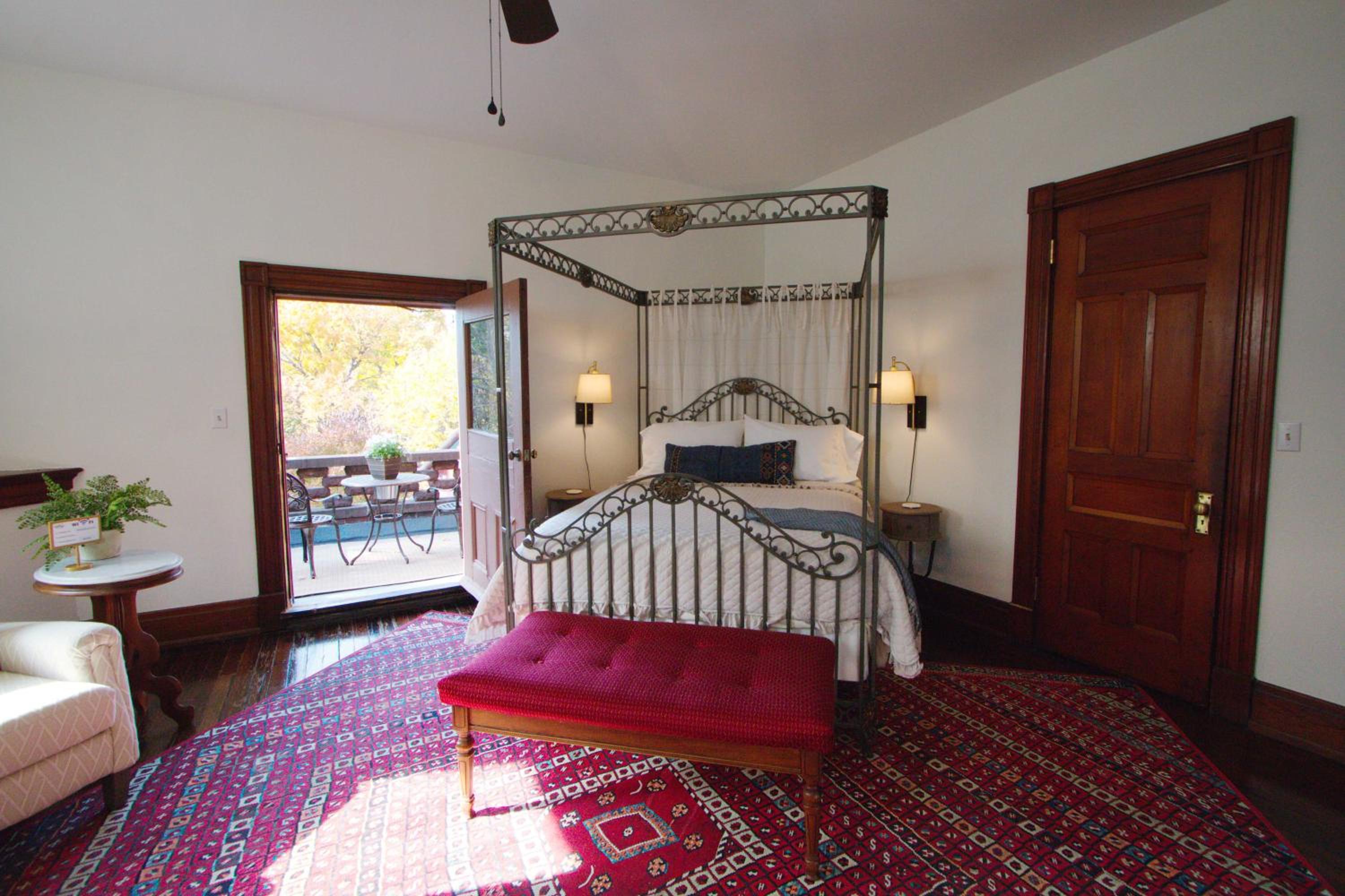 Queen Room with Balcony photo 2