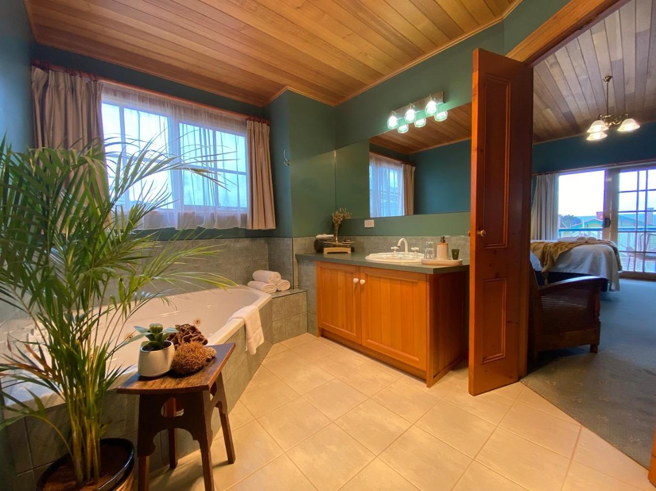 Beach View King Suite with Spa & Balcony photo 2