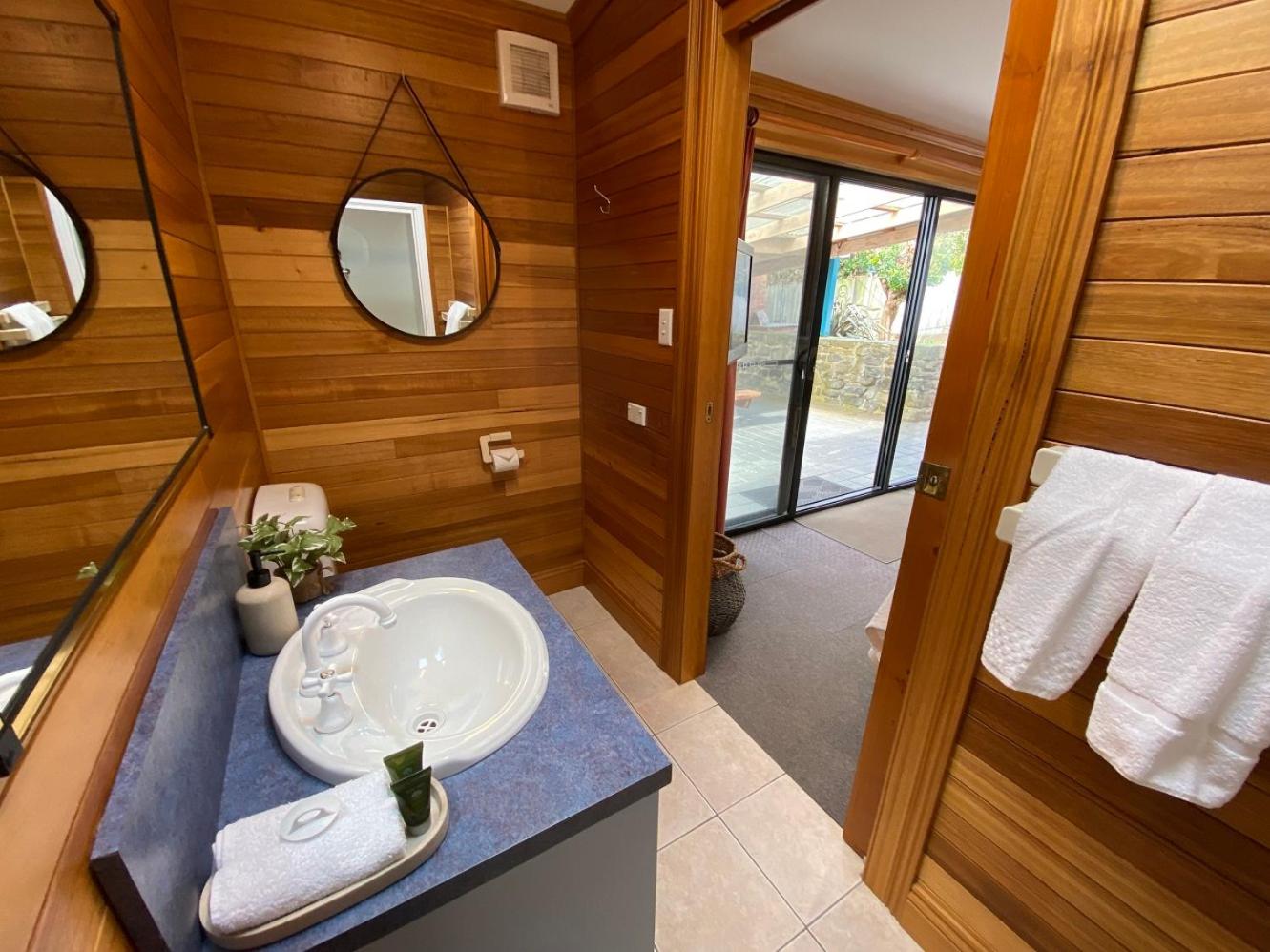 Queen Bungalow - Photo 2