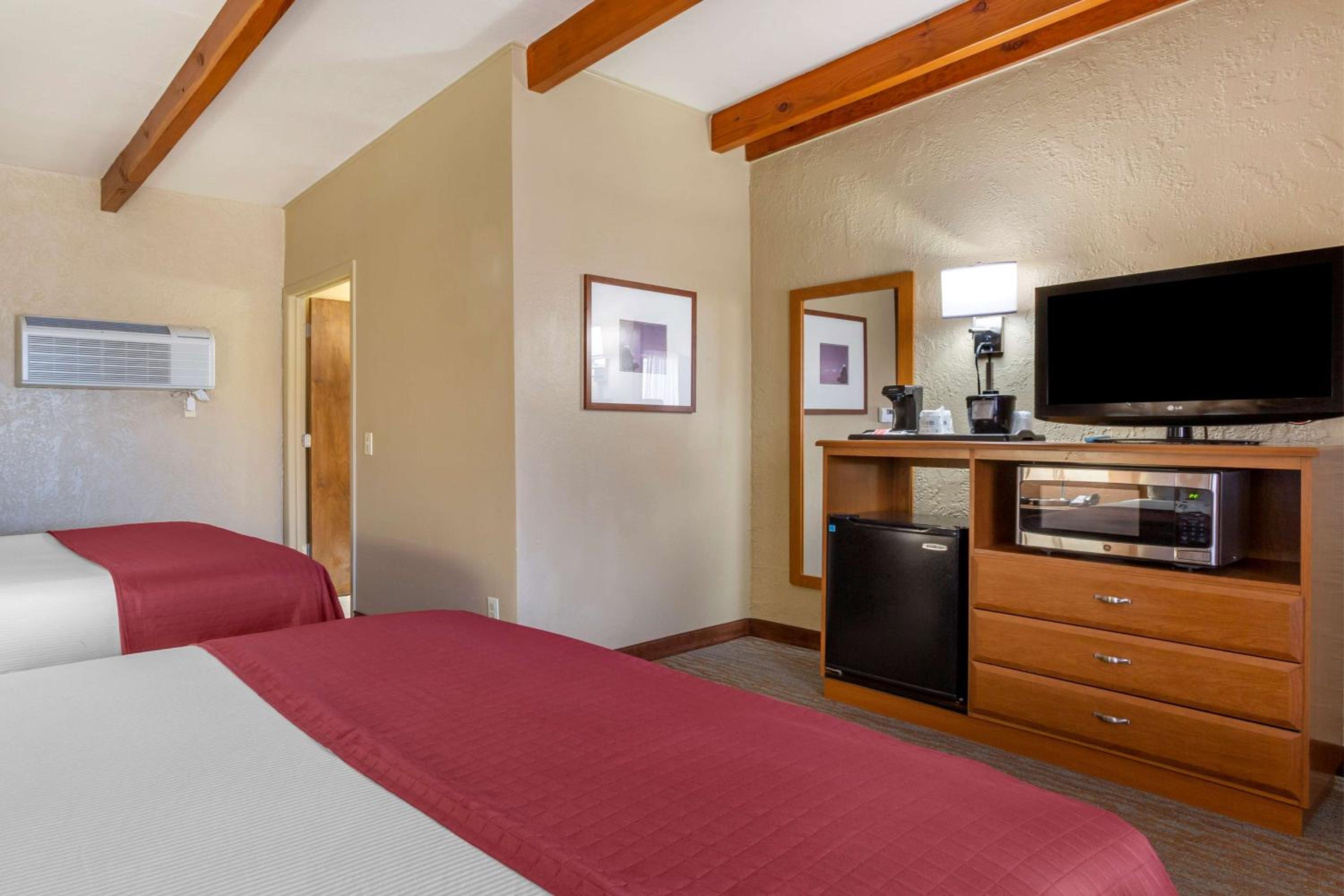Queen Room with Two Queen Beds and Mobility Accessible Tub - Non-Smoking - Photo 6